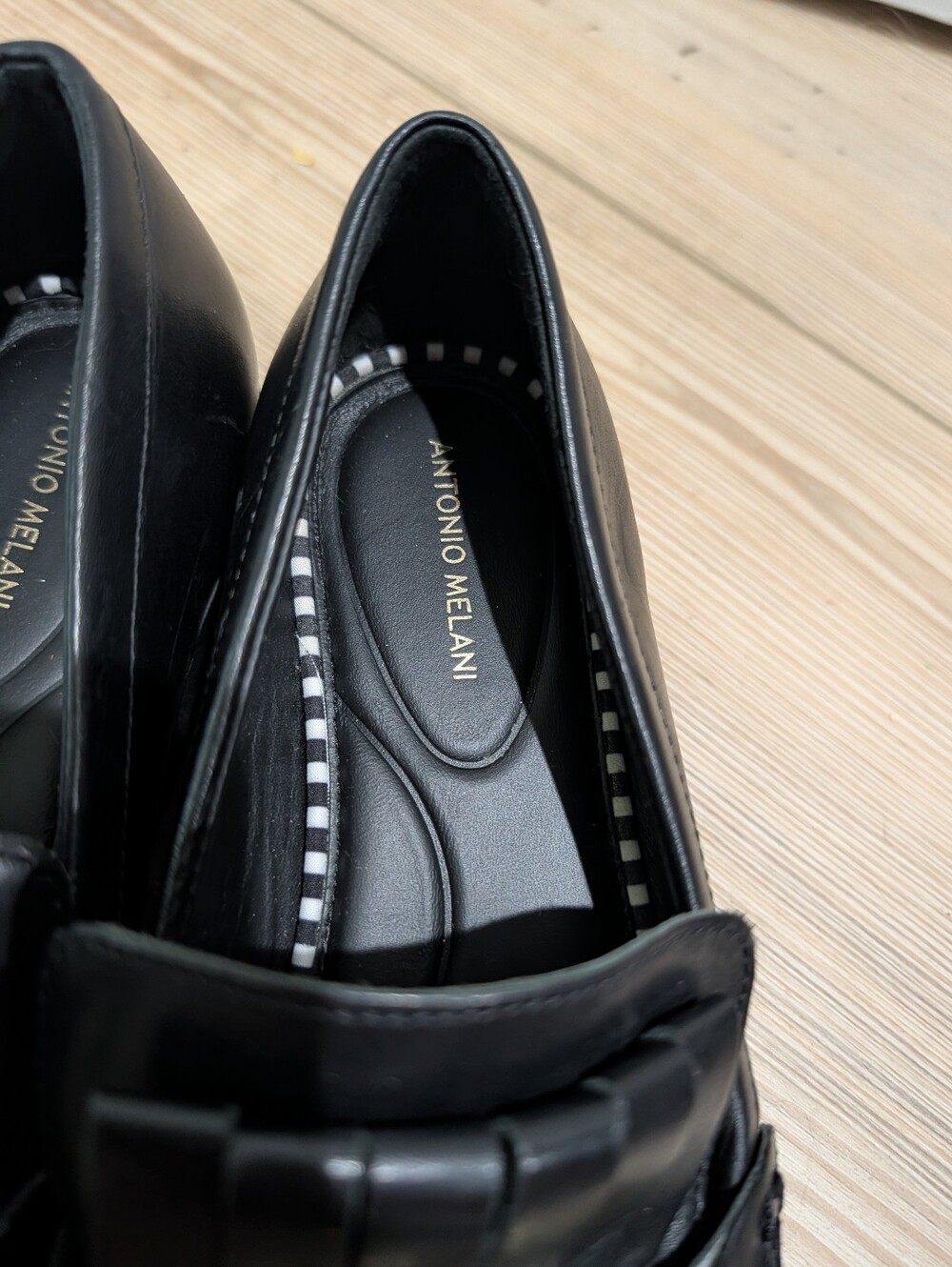 Antonio Melani Black Leather Fringe Chain Loafers Size 7.5 - Picture 4 of 6